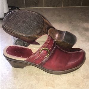 Bass red leather Clogs sz 7
